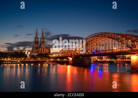 Dom mit Brücke in Köln bei Nacht, Blick auf die Stadt Köln Stockfoto