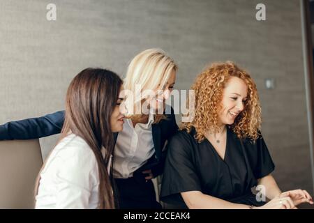Schöne clever niedlich charmant attraktive elegante weibliche Geschäftspartner haben Online-Treffen mit potenziellen Investor, sammeln im Kreis in der Nähe von Tisch wi Stockfoto