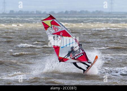 Windsurfer, Windsurfen in der Themse Mündung vor Southend on Sea, Essex, Großbritannien, während der starken Winde des Sturms Ellen. Fanatiker Stockfoto