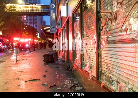 Seattle, USA 30. Mai 2020: Spät abends Plünderungen im Westalke-Gebiet während des George Floyd-Protestes. Stockfoto