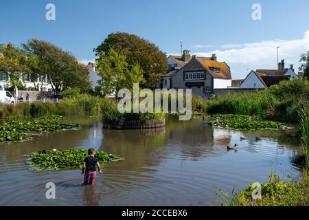 Der hübsche Teich in einer malerischen Umgebung im Küstendorf Rottingdean in der Nähe von Brighton. Stockfoto