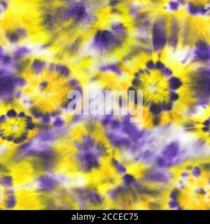 Krawatte Farbstoff Shibori Nahtloses Muster. Aquarell handbemalte gelbe und lila Elemente auf weißem Hintergrund. Aquarell abstrakte Blumen Textur. Drucken Stockfoto