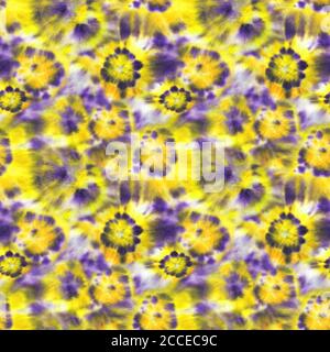 Krawatte Farbstoff Shibori Nahtloses Muster. Aquarell handbemalte gelbe und lila Elemente auf weißem Hintergrund. Aquarell abstrakte Blumen Textur. Drucken Stockfoto
