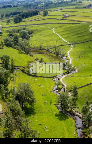 Fluss von Malham Cove Felsformation gesehen, Yorkshire Dales National Park, Yorkshire, England Stockfoto