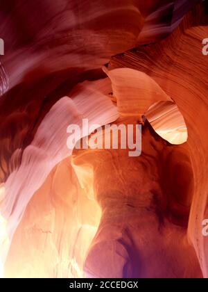 Blick von den Sandsteinfelsen, Lower Antelope Canyon, Page, Arizona, USA Stockfoto