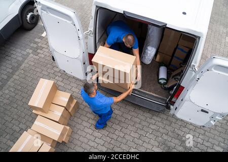 Öffnen Sie Die Lkw-Zustellung. Mover Men Umzugsboxen Stockfoto