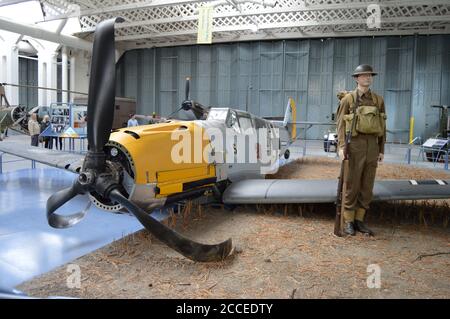 Abgestürzte Messerschmitt Bf109E-3 Ausstellung im Duxford Imperial war Museum. Stockfoto