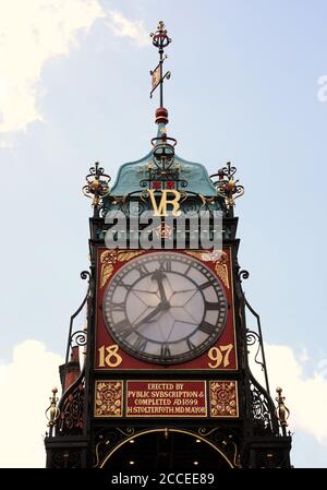 Viktorianische Ära Eastgate Uhr, die ein Wahrzeichen in der ist Alte ummauerte Stadt von Chester Stockfoto