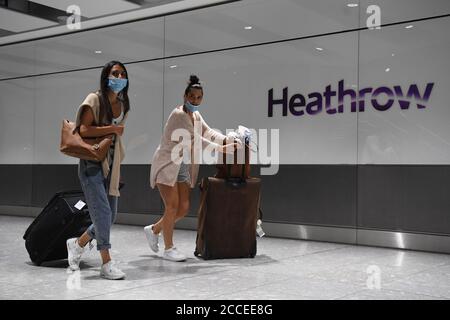 Passagiere, die Gesichtsmasken trugen, kamen nach einem Flug aus Dubrovnik, Kroatien, am Flughafen Heathrow an. Die britische Regierung kündigte an, dass ab 4 Uhr morgens am Samstag Reisende aus Kroatien, Österreich und Trinidad und Tobago nach Großbritannien 14 Tage nach ihrer Ankunft in Quarantäne gehen müssen. Stockfoto