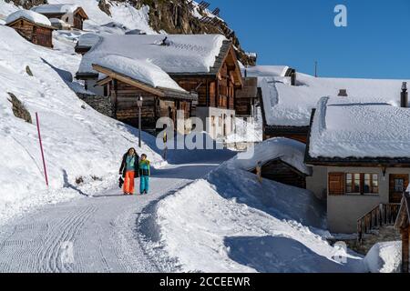 Europa, Schweiz, Wallis, Belalp, Mutter und Sohn auf dem Winterwanderweg vom Aletschbord nach Belalp Stockfoto