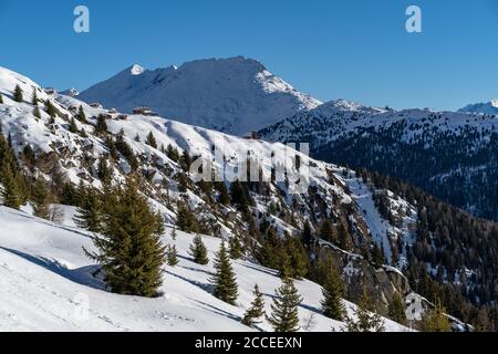 Europa, Schweiz, Wallis, Belalp, Blick auf das Hotel Belalp mit Eggishorn und Bettmerhorn im Hintergrund Stockfoto