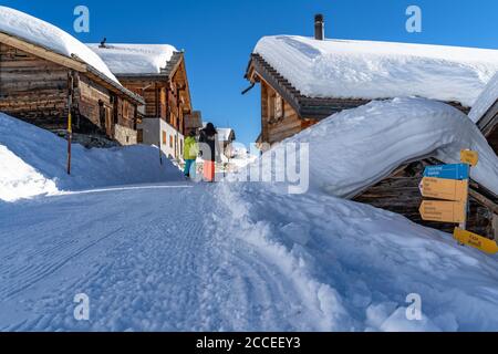 Europa, Schweiz, Wallis, Belalp, Mutter und Sohn auf dem Winterwanderweg von Belalp zum Aletschbord Stockfoto