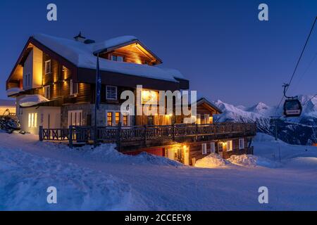 Europa, Schweiz, Wallis, Belalp, Hamilton Lodge in der Abenddämmerung Stockfoto