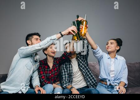 Junge attraktive Menschen feiern erfolgreiches Business-Projekt. Nahaufnahme. Stockfoto