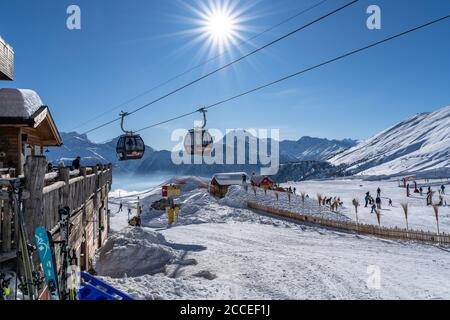 Europa, Schweiz, Wallis, Belalp, Blick von der Hamilton Lodge auf die Gondeln der Belalp Bergbahn Stockfoto