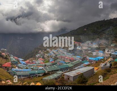 Everest Base Camp Trek. Blick auf das Himalaya-Tal. Das Dorf Namche Bazar. Nepal Stockfoto