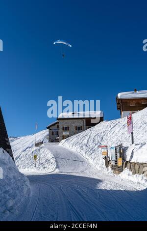 Europa, Schweiz, Wallis, Belalp, Gleitschirm über dem Restaurant Aletschhorn Stockfoto