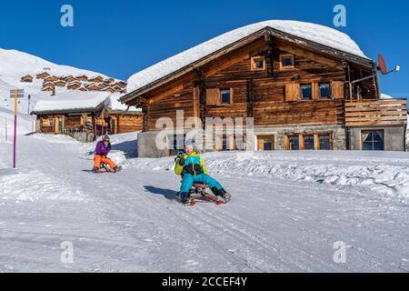 Europa, Schweiz, Wallis, Belalp, Mutter und Sohn auf einer Rodelbahn in Belalp Stockfoto