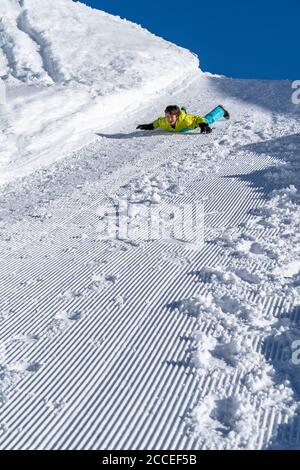 Europa, Schweiz, Wallis, Belalp, Junge gleitet auf einem verschneiten Winterwanderweg Stockfoto
