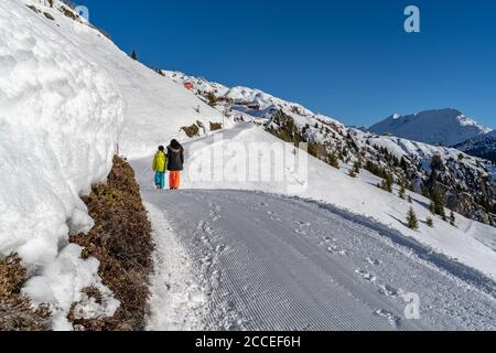 Europa, Schweiz, Wallis, Belalp, Mutter und Sohn auf dem Winterwanderweg zum Aletschbord Stockfoto