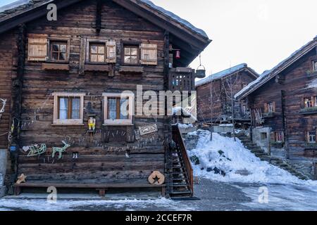 Europa, Schweiz, Wallis, Blatten, historisches Dorfzentrum von Blatten in den Walliser Alpen Stockfoto