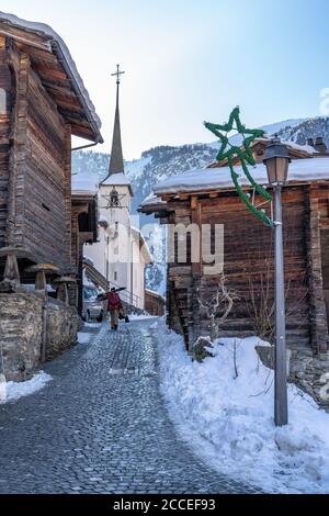 Europa, Schweiz, Wallis, Blatten, Blick auf die Kirche im historischen Zentrum von Blatten Stockfoto