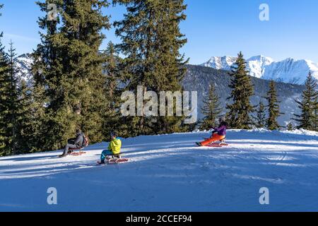 Europa, Schweiz, Wallis, Belalp, Familie auf einer Rodelbahn vor Bergkulisse Stockfoto