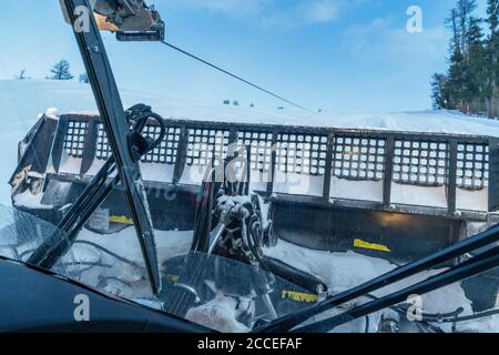 Europa, Schweiz, Wallis, Grächen, Hannigalp, Pistenbully bei der Arbeit auf einer steilen Skipiste auf der Hannigalp Stockfoto