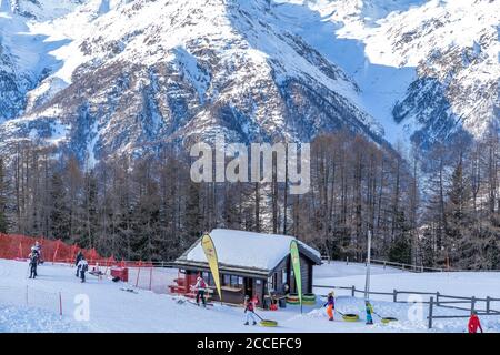 Europa, Schweiz, Wallis, Grächen, Hannigalp, im Walliser Skigebiet Hannigalp ziehen die Leute ihre Reifen für Tubing Stockfoto