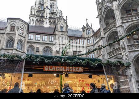 Europa, Deutschland, Bayern, München, Weihnachtsmarkt im Innenhof des Neuen Rathauses am Münchner Marienplatz Stockfoto