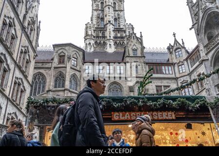 Europa, Deutschland, Bayern, München, Weihnachtsmarkt im Innenhof des Neuen Rathauses am Münchner Marienplatz Stockfoto