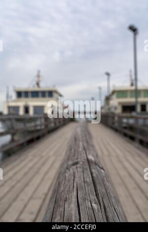 Europa, Deutschland, Bayern, Rosenheim, Prien am Chiemsee, Chiemsee, Blick über die Holzgeländer auf der Landebahn in Prien am Chiemsee Stockfoto