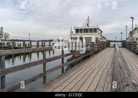 Europa, Deutschland, Bayern, Rosenheim, Prien am Chiemsee, Chiemsee, Schiffe auf dem Steg in Prien am Chiemsee Stockfoto