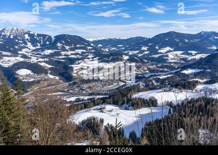 Europa, Österreich, Berchtesgadener Alpen, Salzburg, Werfen, Ostpreussenhütte, Blick auf das Talbecken bei Werfen und das Tennengebirge Stockfoto