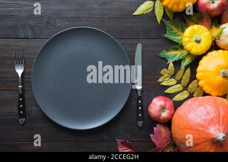 Herbst Tischplatz Einstellung mit Herbsternte, Kürbisse, Aples. Erntedankfest. Stockfoto
