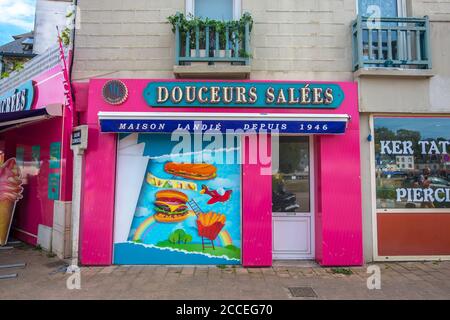 Binic-Etables-sur-Mer, Frankreich - 24. August 2019: Café Douceurs Sucrees in Binic an der Cote de Goelo, Departement Cotes-d'Armor der Bretagne, Frankreich Stockfoto