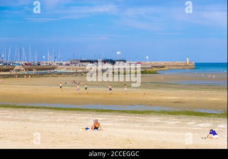 Binic-Etables-sur-Mer, Frankreich - 24. August 2019: Leuchtturm im Hafen von Binic an der Cote de Goelo, Departement Cotes-d'Armor der Bretagne, Frankreich Stockfoto