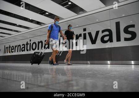 Passagiere, die Gesichtsmasken trugen, kamen nach einem Flug aus Dubrovnik, Kroatien, am Flughafen Heathrow an. Die britische Regierung kündigte an, dass ab 4 Uhr morgens am Samstag Reisende aus Kroatien, Österreich und Trinidad und Tobago nach Großbritannien 14 Tage nach ihrer Ankunft in Quarantäne gehen müssen. Stockfoto