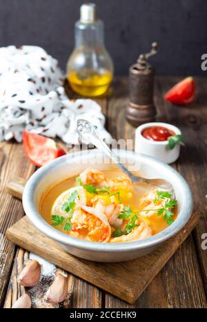 Garnelensuppe, Suppe mit Garnelen und Mais Stockfoto