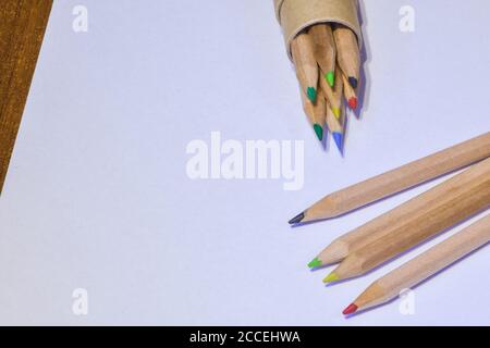 Buntstifte ruht auf weißen Blatt, Bild horizontal Stockfoto