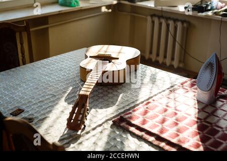 Spanische Akustikgitarre mit gebrochener Saite. Stockfoto