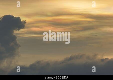 Bunte Wolke irisierenden oder irisierenden Stockfoto