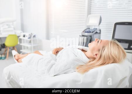 Attraktive junge weibliche Client schlafen im Schönheitssalon, Entspannung drinnen. Close up Foto. Vergnügen, Entspannung Stockfoto