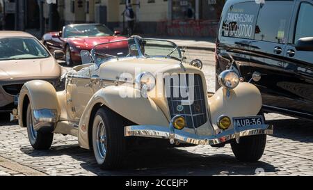 Auburn Speedster Replik Oldtimer fahren auf den Straßen von Helsinki. Originalautos wurden Anfang des 20. Jahrhunderts hergestellt und sind wirklich selten. Stockfoto