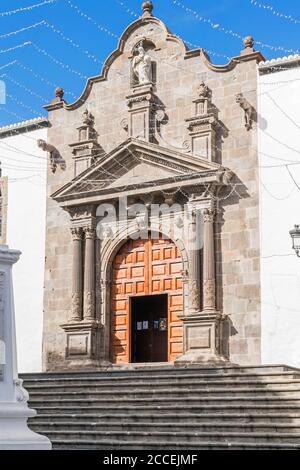 Santa Cruz de la Palma, Spanien - 12. November 2019: Pfarrkirche Parroquia Matriz de El Salvador auf dem Stadtplatz Plaza de Espana mit Weihnachten de Stockfoto