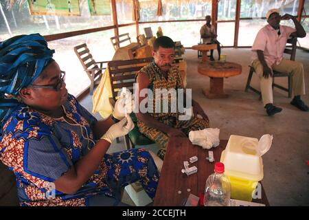 Biologische Station mit Wissenschaftler im Dzanga Sangha Nationalpark. Zentralafrikanische Republik Stockfoto