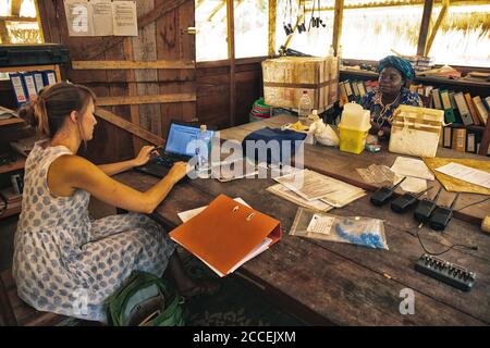 Biologische Station mit Wissenschaftler im Dzanga Sangha Nationalpark. Zentralafrikanische Republik Stockfoto