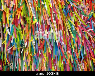 Jericoacoara, Ceara / Brasilien - 20. Januar 2020 - mehrere farbige Bänder und Botschaften, die von Touristen als Reiseandenken in Jericoacoara, Ceara, Stockfoto