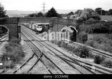 66517 fährt einen Wentloog - Southampton Containerzug durch Magor. Stockfoto