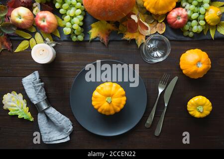 Herbst Tisch Platz Einstellung dekoriert Gemüse, Kürbisse, Aples, Ernte. Erntedankfest. Stockfoto